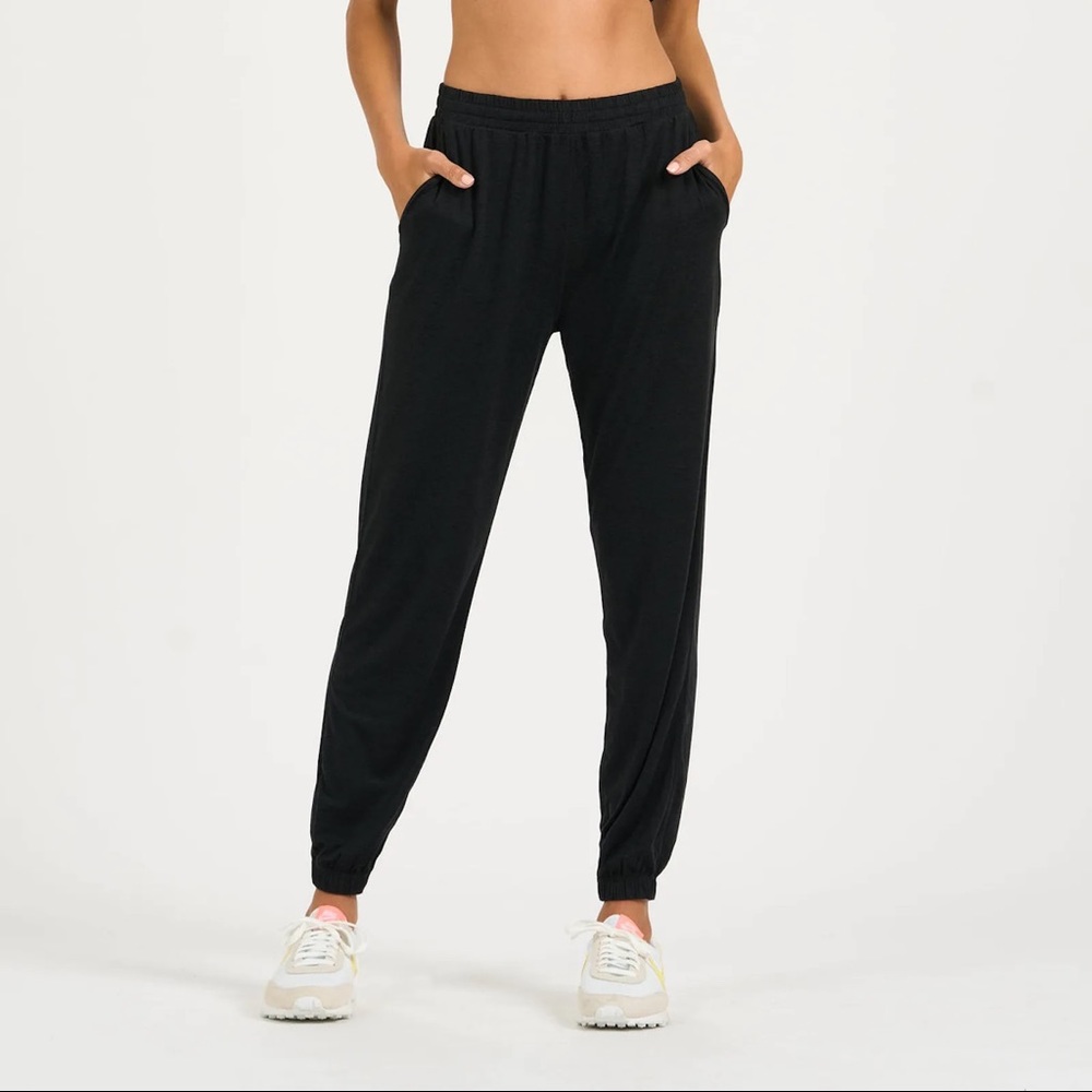 NWT Vuori womens boyfriend jogger pants size small s surf travel hike